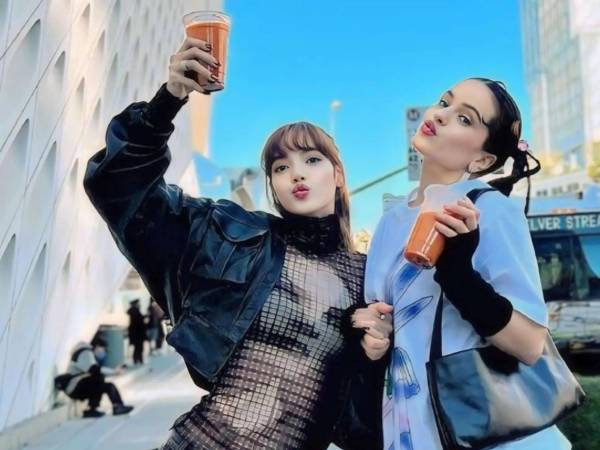 La cantante española Rosalía lanzará el próximo 15 de agosto una colaboración con Lalisa Manobal, cantante, modelo y bailarina tailandesa que se dio a conocer en 2016 como integrante del grupo surcoreano de K-pop Blackpink y que en 2021 debutó en solitario. Rosalía y Lisa -su nombre artístico- anunciaron la colaboración a través de sus redes sociales y el título de la canción: “New Woman”.