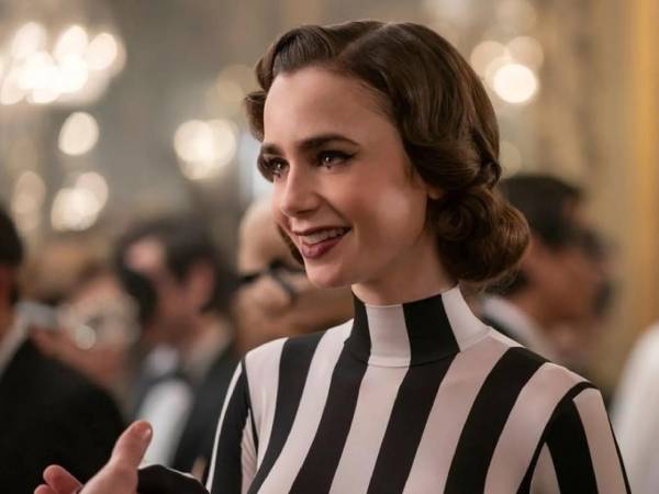 Imagen de una escena de la cuarta temporada de “Emily in Paris” protagonizada por Lily Collins.
