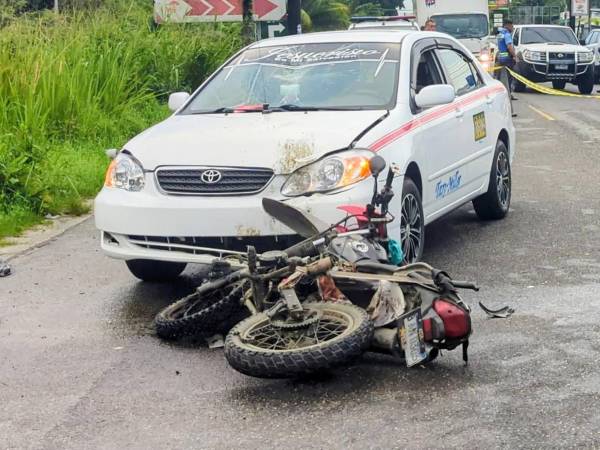 La motocicleta en la que se conducía don Roberto Mercedes Ortiz Gutiérrez quedó frente al taxi y su cuerpo a pocos metros.
