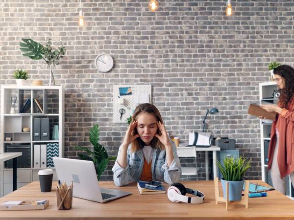 Dos de cada tres profesionales admiten tener serias dificultades para encontrar el tiempo y la energía necesarios para realizar sus tareas habituales debido a la sobrecarga digital en el trabajo. Foto: Vitaly Gariev (Pexels)