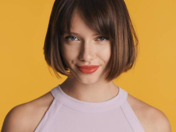 Flequillo Lateral:Paula Ordovás, destacada asesora de moda, sugiere optar por un flequillo lateral largo. Este tipo de flequillo ayuda a desviar la atención de la frente ancha y equilibra las proporciones del rostro