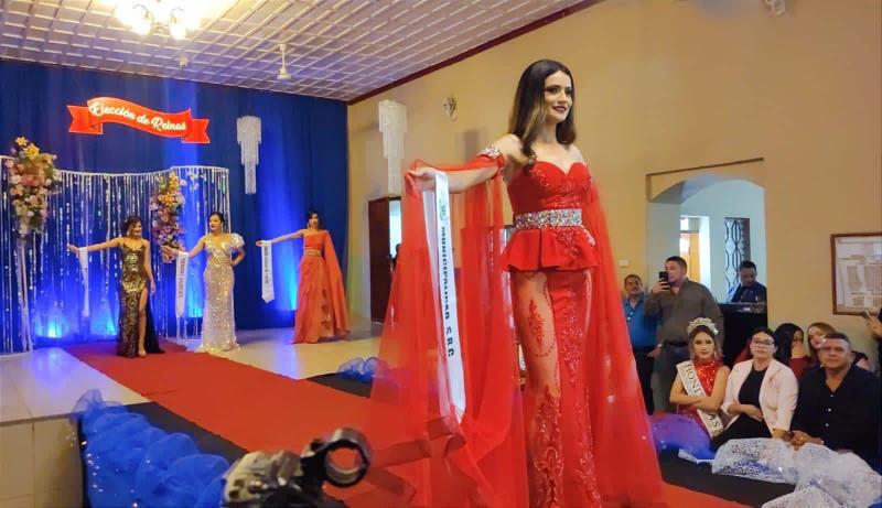 La joven Digna Mejía modela en el certamen de elección de la reina de la feria en la Sociedad Copaneca de Obreros de Santa Rosa de Copán.