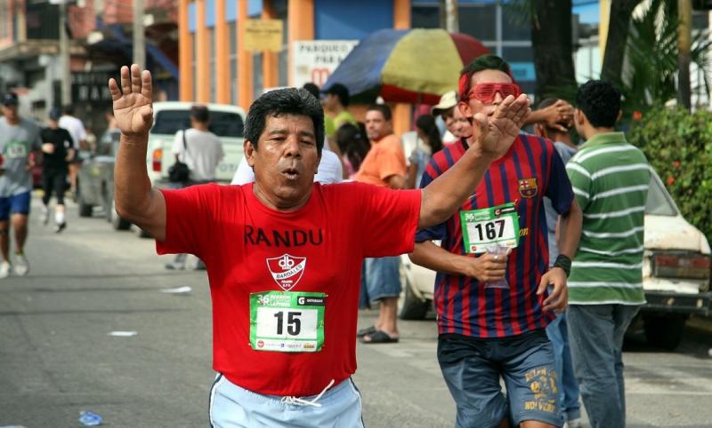 El corredor siempre se pone su nombre en los uniformes que usa para competir.