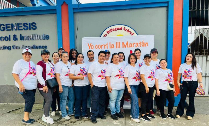 Grupo de docentes de la Escuela Bilingüe Génesis.