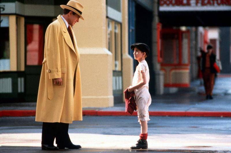 <b>“Dick Tracy”</b>Prenda. El personaje principal de la película lleva puesto una gabardina amarilla todo el tiempo. Sinopsis: Dick Tracy, un policía valiente e incorruptible, quiere acabar con el crimen en su ciudad. No lo tendrá nada fácil, ya que a él se opondrá el gángster Bambino Caprice junto a toda su banda. Además, su determinación se tambaleará cuando conozca a la seductora Suspiros Mahoney.