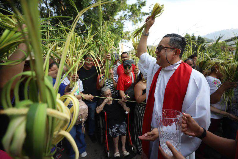 Miles de feligreses católicos de las diferentes parroquias participaron de la misa del Domingo de Ramos, el inicio de la Semana Santa 2024, para recibir la bendición de Dios.