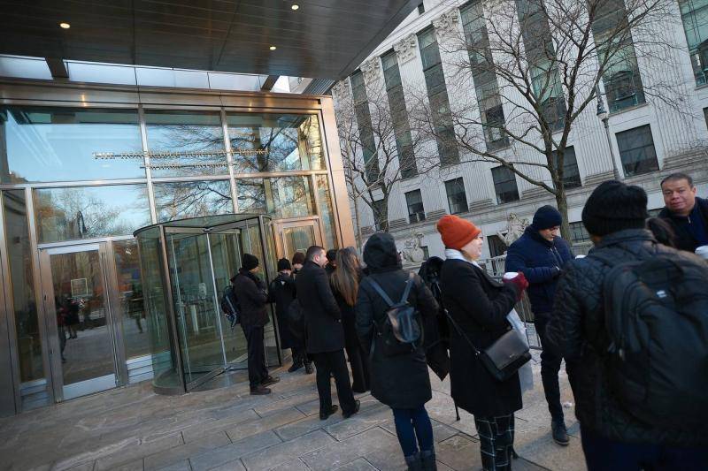 También hay que pasar por un scanner para que las autoridades de la Corte verifiquen que nadie lleva objetos cortopunzantes.