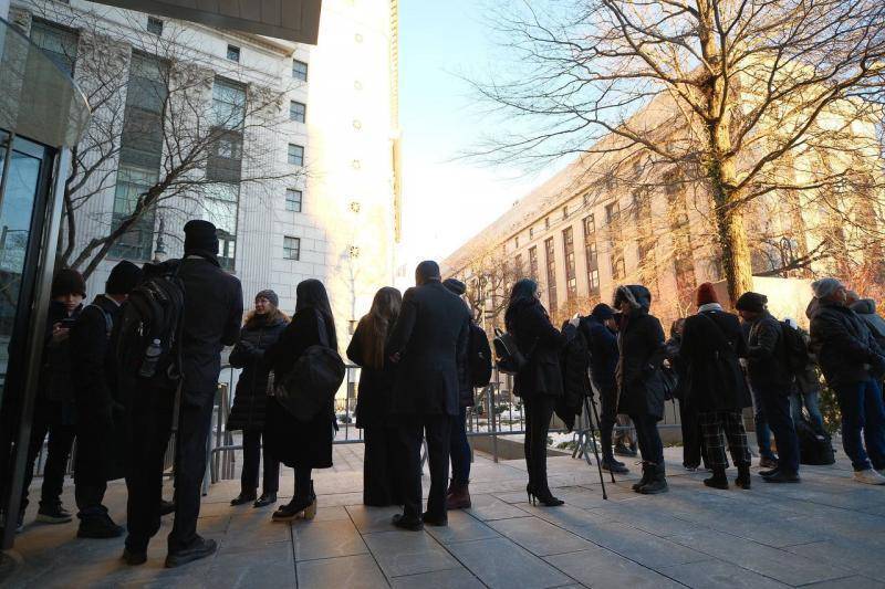 En los Estados Unidos, durante los juicios criminales, es común que los jurados sean alojados en hoteles o en instalaciones proporcionadas por el tribunal durante todo el proceso del juicio. Esta práctica puede variar dependiendo de la ubicación específica del juicio y las políticas del tribunal local.