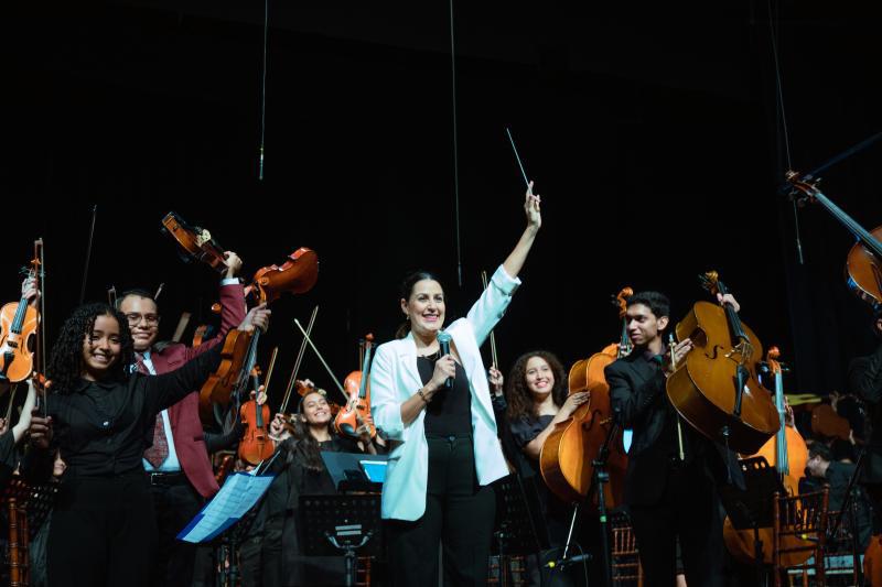 Marcela Fernández es también directora artística de la orquesta. Esta es una foto de archivo de una presentación realizada en el Teatro José Francisco Saybe.