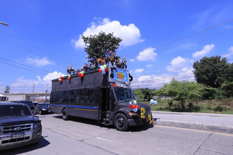 En este decorado “busito” desfilaron los seniors de la Saint Paul Academy.