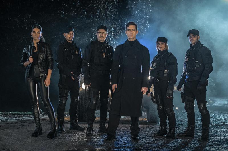 Los actores Begoña Vargas, como Cameron; Joel Sánchez, en el papel de Bruce; Tristán Ulloa como Damián; Pedro Alonso, en el papel de Berlín; Michelle Jenner como Keila y Julio Peña en el papel de Roi, durante una escena del episodio 1 de la serie de Netflix Berlín.