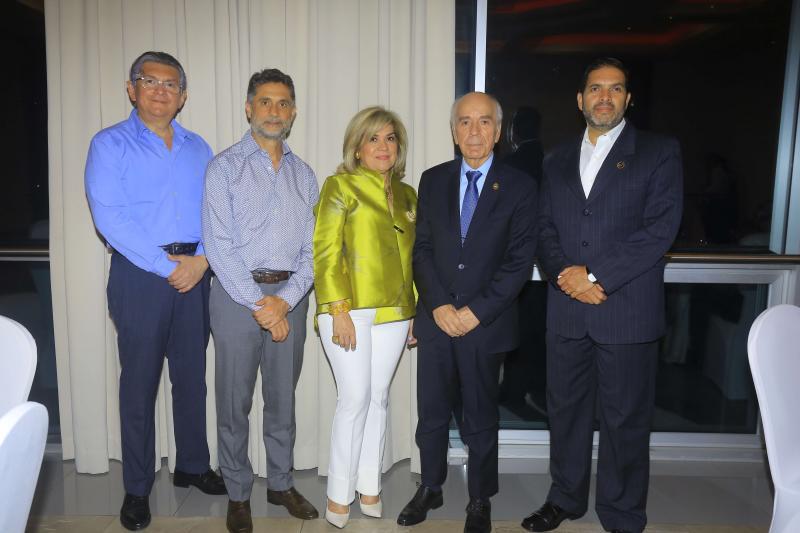 Ricardo Bizzari, Ricardo Mejía, Suyapa y Maurizio Chiovelli junto a Sergio Guevara