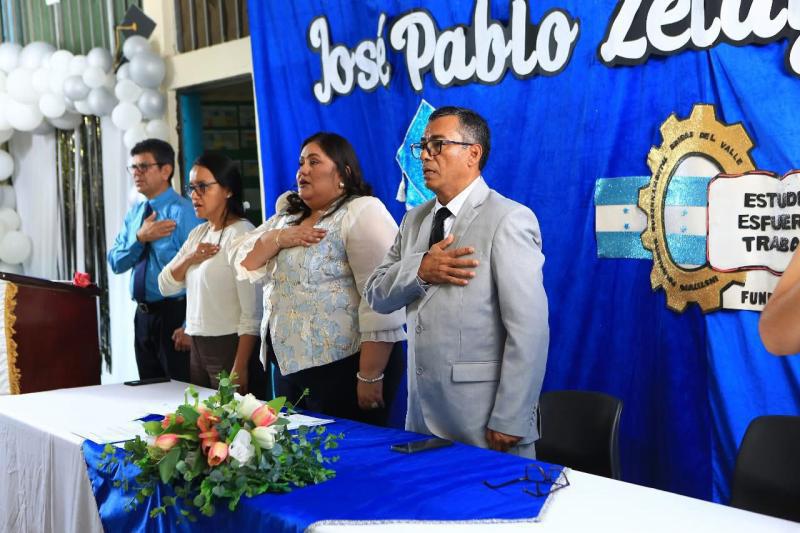 Entre lágrimas despiden al director Víctor Fiallos mientras investigan su homicidio