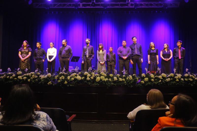 Profesores, alumnos y directivos de la institución fueron ovacionados por los presentes al culminar la presentación.