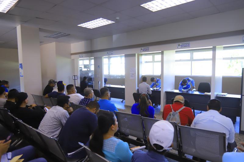 A nivel nacional hay una limitación en las oficinas de la Dirección Nacional de Vialidad y Transporte (DNVT) en la entrega de licencias de conducir.