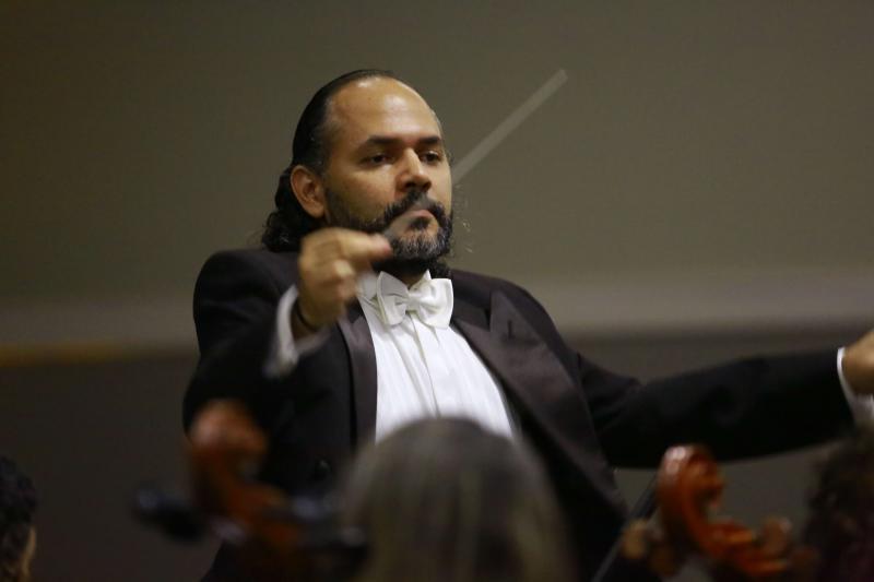 El director artístico invitado, Luis Daniel Valeriano.