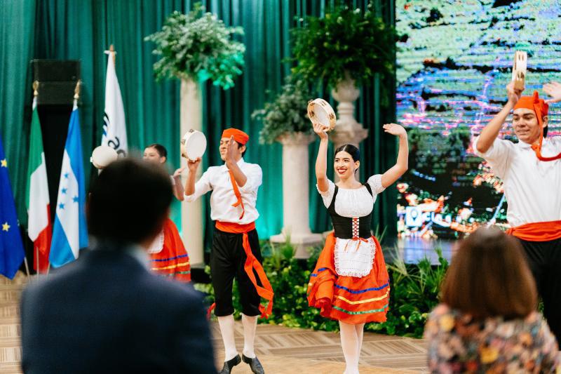 La presentación artística destacó por su puesta en escena y los trajes típicos del sur de Italia.