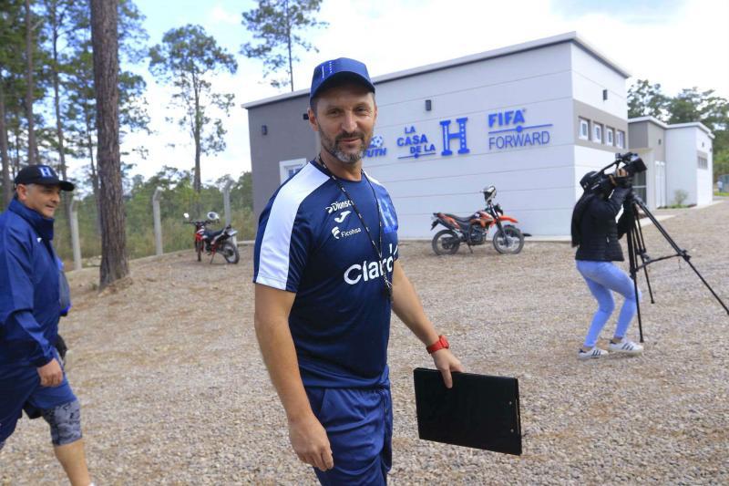 El exgoleador argentino Mauricio Pacini es el asistente técnico de Diego Vázquez en la selección de Honduras y estará en el banquillo ante los salvadoreños y canadienses.
