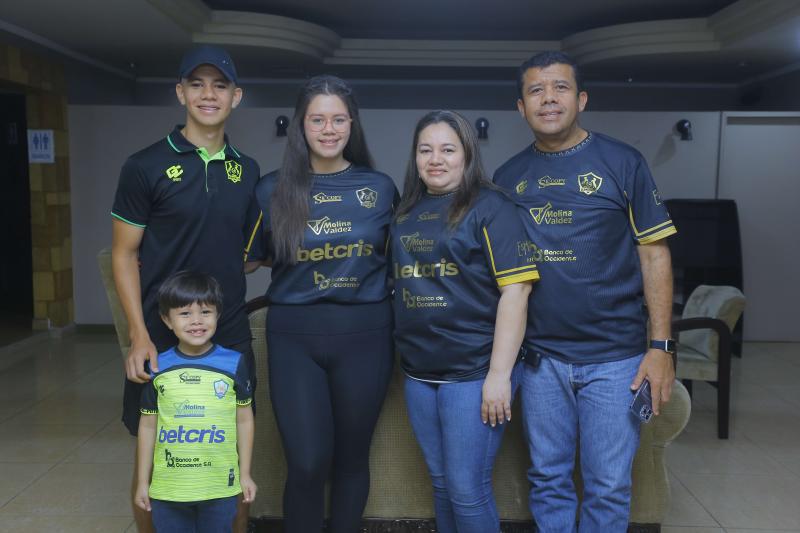 Óscar Mendoza, futbolista de los potros, junto a su familia: su padre Óscar Alexy Mendoza, su madre María del Carmen Guardado y sus hermanos Alejandra María y Diego Alejandro.