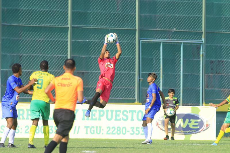 Juergen García es el portero titular del Lone FC de la Segunda división.