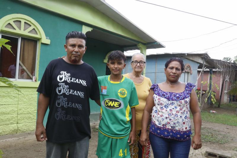 Luis Eduardo junto a su familia. Su padre Eduardo Torres Peña, su madre María de Jesús Cardona y su abuela.