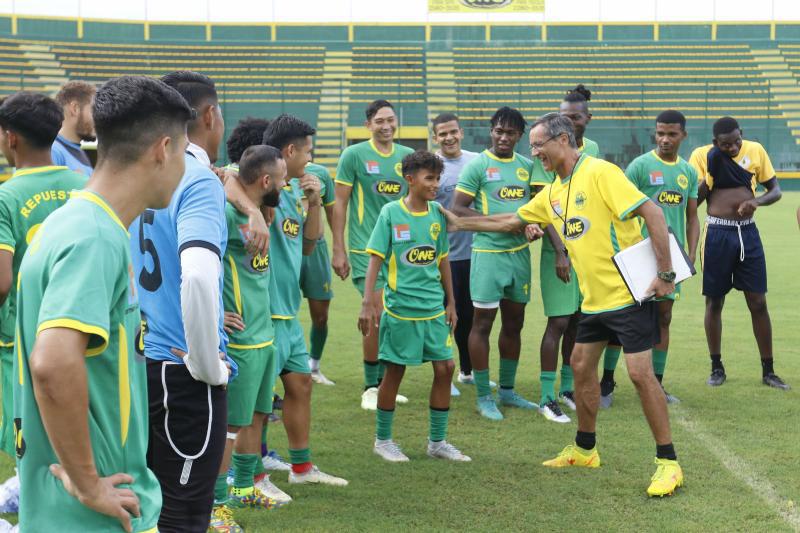 Luis Eduardo junto a sus compañeros y cuerpo técnico del Parrillas One.