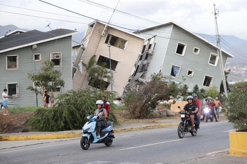 Bomberos, perros, drones y forenses: así ayuda la comunidad internacional a Venezuela