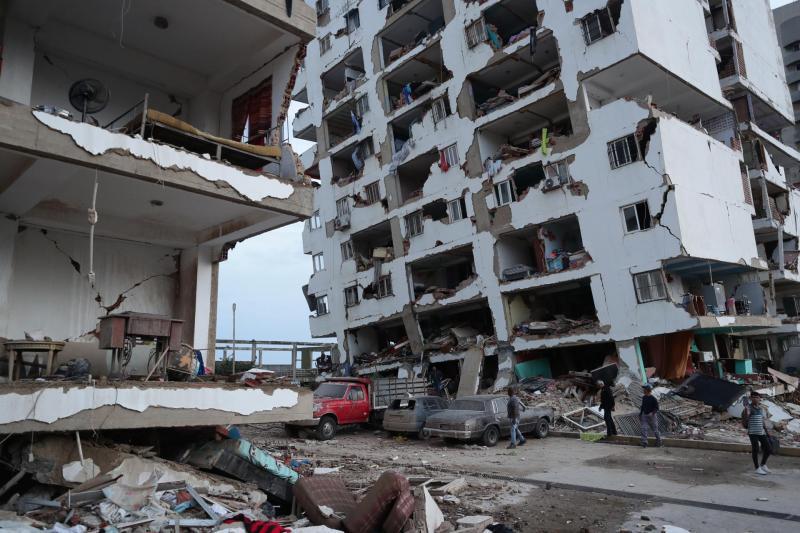 Bomberos, perros, drones y forenses: así ayuda la comunidad internacional a Venezuela