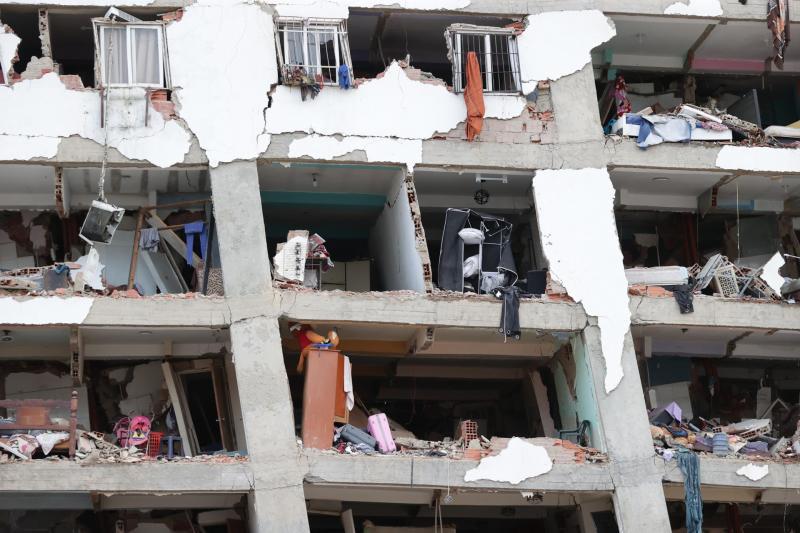 Bomberos, perros, drones y forenses: así ayuda la comunidad internacional a Venezuela