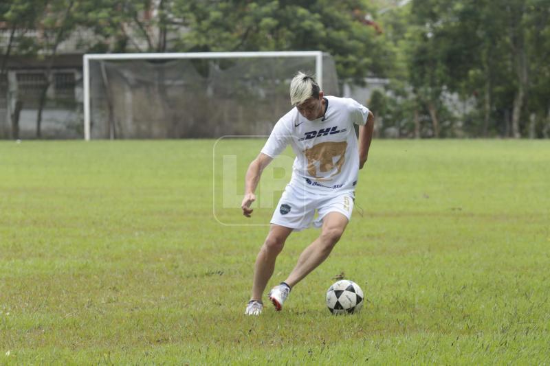 Paquito mostró su técnica con el balón en el campo de Santa Elena.