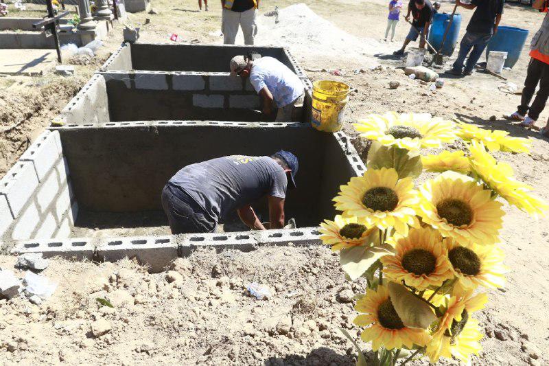Desgarrador adiós: Madre al borde del desmayo entierra a sus cinco hijos muertos en incendio