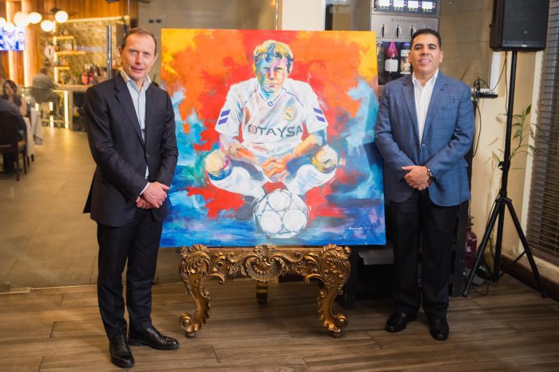 Butragueño recibió un obsequio especial por parte de Mario Faraj, presidente de la Fundación Diunsa, un cuadro pictórico hecho por el artista nacional Baruc.