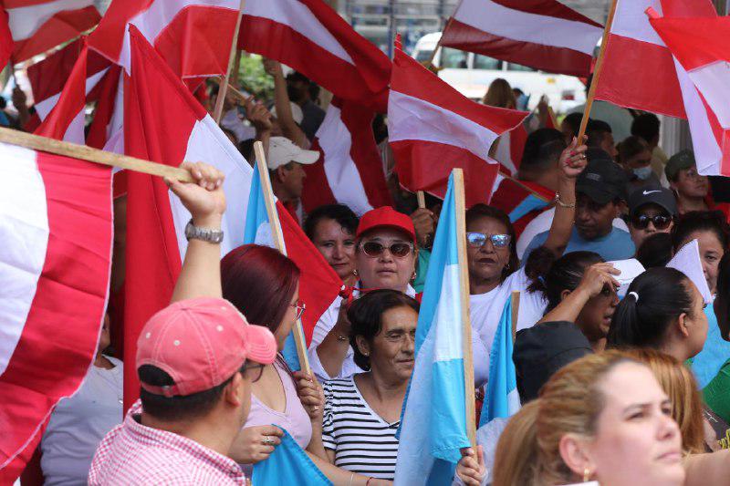 Liberales y empleados del CNE protestan en apoyo a Cossette López y a la democracia