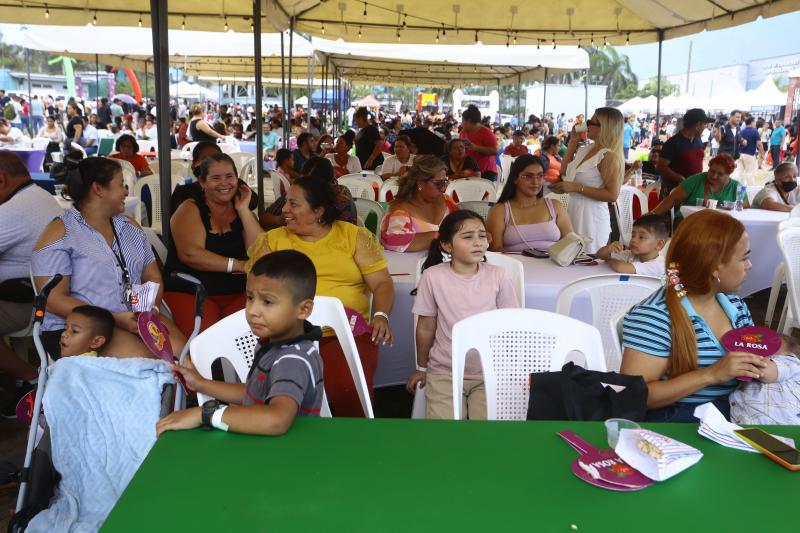 Desde las tres de la tarde la gente abarrotó Expocentro, en SPS, lugar elegido para que la población de la región norte disfrutara de actividades lúdicas diferentes.