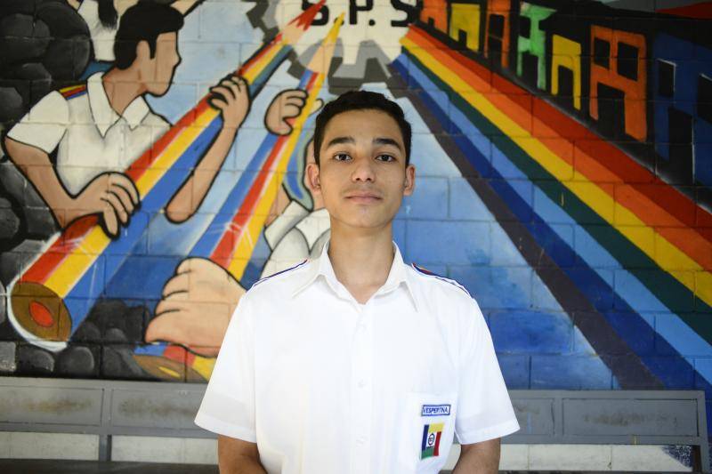 El joven comentó que su filosofía de estudios es hacer de lo imposible lo posible y que su clase favorita es Ciencias Naturales.