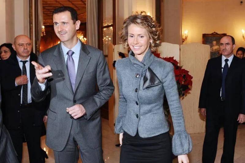 Suele aparecer, según las imágenes en las redes sociales, visitando a heridos de guerra o realizando actividades caritativas, como cuando acompañó al presidente sirio durante sus recientes visitas al extranjero. 