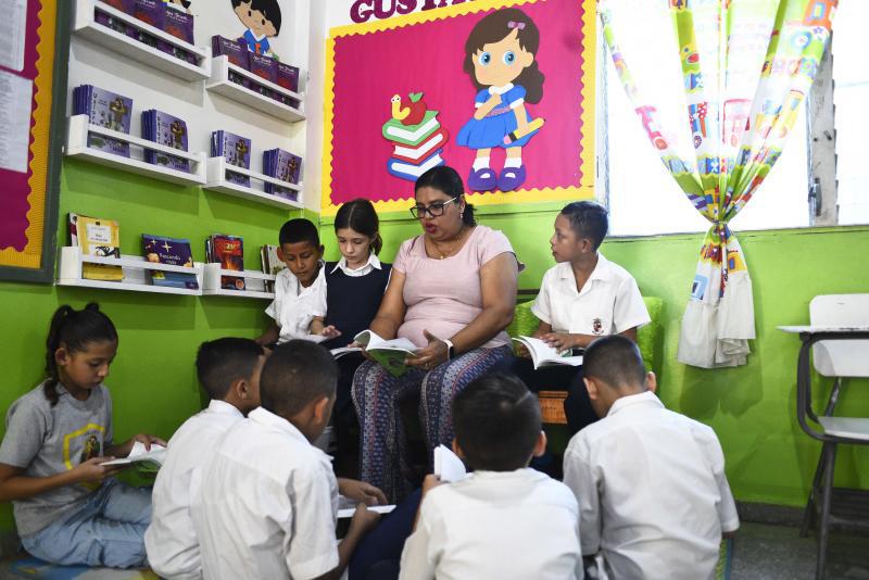 Maestra Auxiliadora enseñando a sus niños en la clase de Lectura.