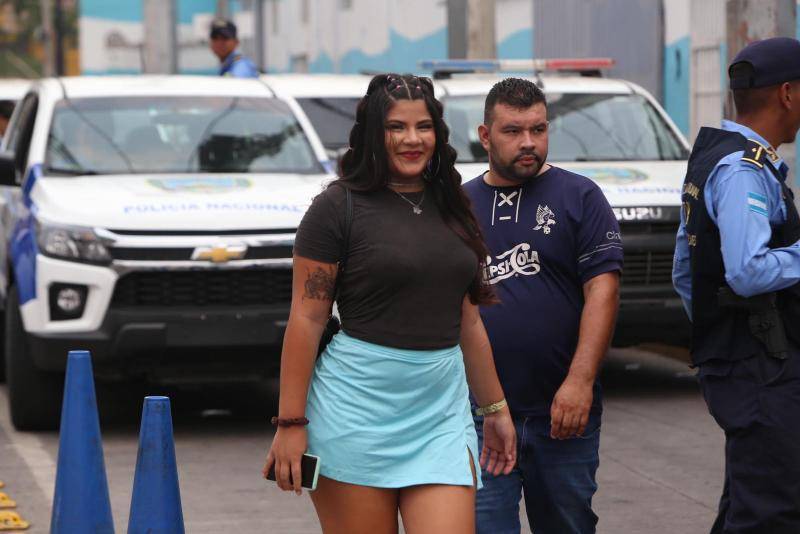 Las bellas chicas llegaron para apoyar a su equipo y enamoraron en las afueras del Estadio Nacional.