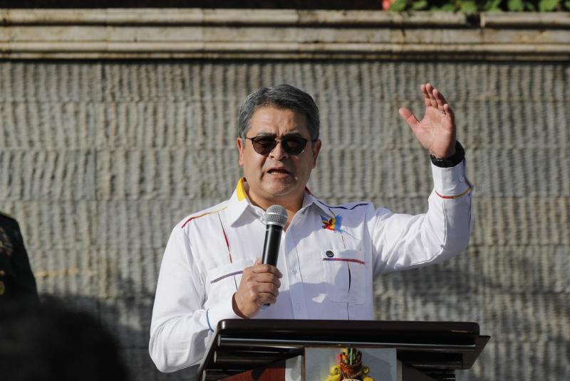 ¿Quién es el general al que acompañaron las hijas de JOH en el traspaso de mando de las FFAA?