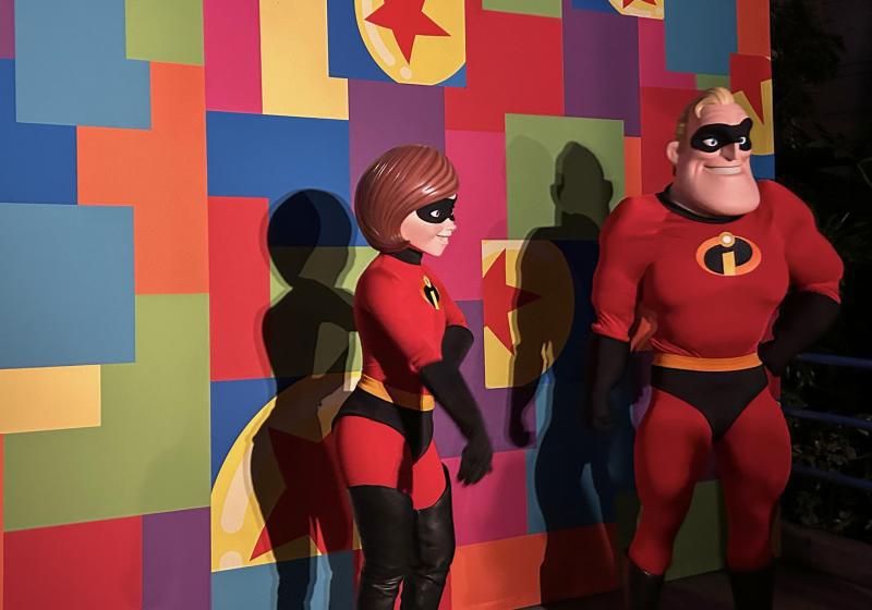 Fotografía de dos muñecos de los padres de la familia de 'The Incredibles' exhibidos, el miércoles 24 de abril, durante las festividades de Pixar en el parque de Disney California Adventure Park, ubicado en Anaheim, California.