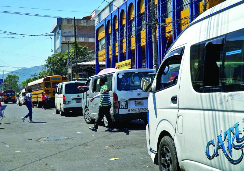 Actualmente, a pesar de la limitación en la circulación de rutas interurbanas, la ciudad muestra caos vial.
