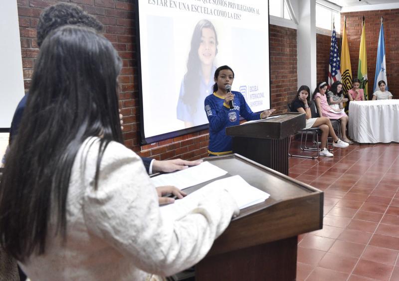 Licy Gámez expuso sobre el tema “¿Por qué somos privilegiados al estar en una escuela como la EIS?”.