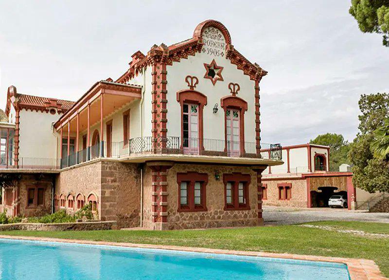 Por las fotos que se han filtrado en internet, se puede ver que está llena de muebles antiguos y grandes ventanales. También cuenta con una gran piscina. El diseño exterior tiene un aspecto colonial de color blanco y rojo.