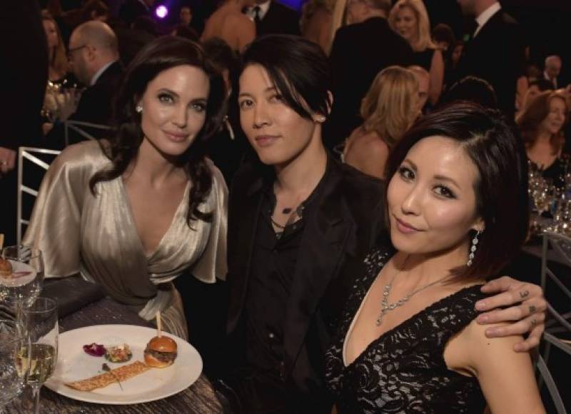 La actriz Angelina Jolie posa con otras actrices invitadas en la gala de los premios.