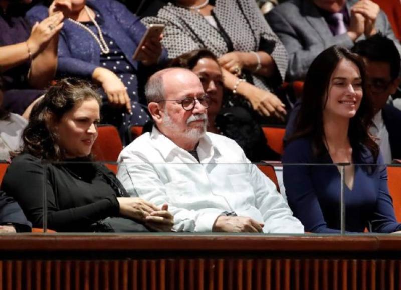 El cantautor cubano Silvio Rodríguez asistió a la sesión del Congreso mexicano para la investidura de Andrés Manuel López Obrador.