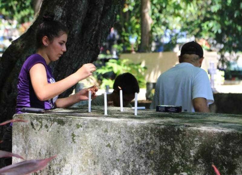 La soleada mañana y la tranquilidad ayudan a esta joven en el cementerio La Puerta a tener un momento apropiado para recordar a quienes ya se fueron.