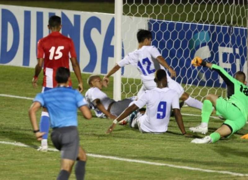 El momento del tercer gol de Honduras, le pegó Bryan Moya y punteó Jonathan Rubio.