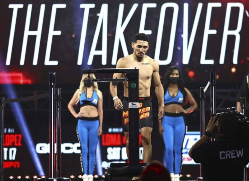 'The TakeOver'. Teófimo López al momento de subir a la báscula. Foto Mikey Williams / Top Rank