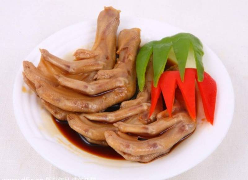 11.- Patas de pollo<br/><br/>Esta parte del pollo es muy apetecida en China y se guisa como si de una pechuga se tratase. Suele ir acompañada de salsa de tomate.