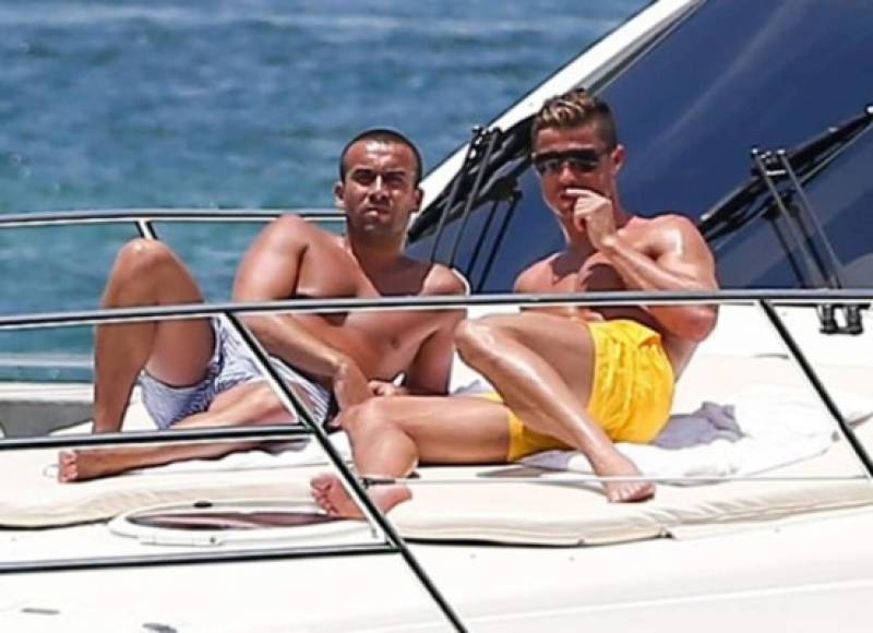 Cristiano Ronaldo disfrutando sus vacaciones con otro amigo.